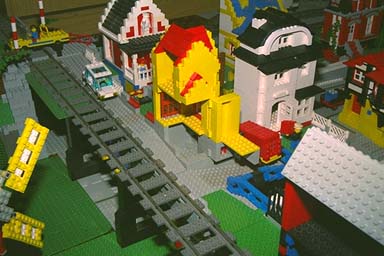 bergweg-gelbes-haus-offen.jpg