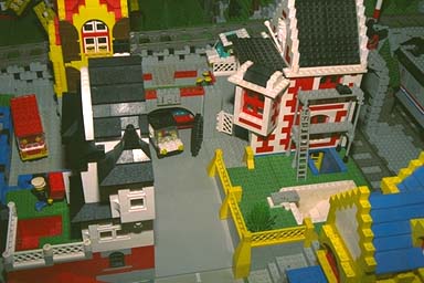 haus-weisz-rot-eckerker.jpg