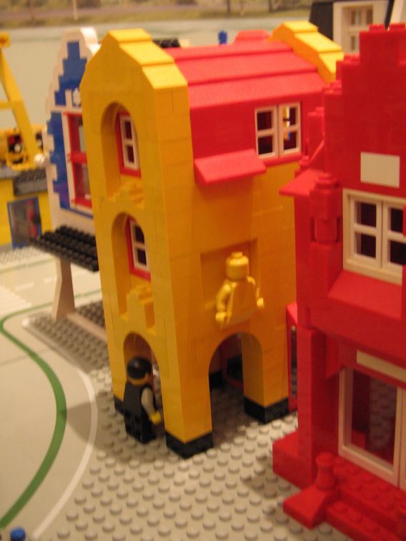 109_haus_mit_statuen.jpg