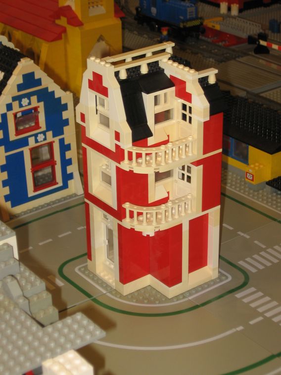 115_haus_mit_eckbalkonen.jpg