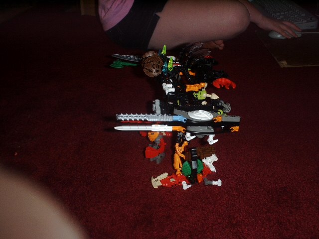 proto-nuparus-unpiloted-exo-matoran-side.jpg