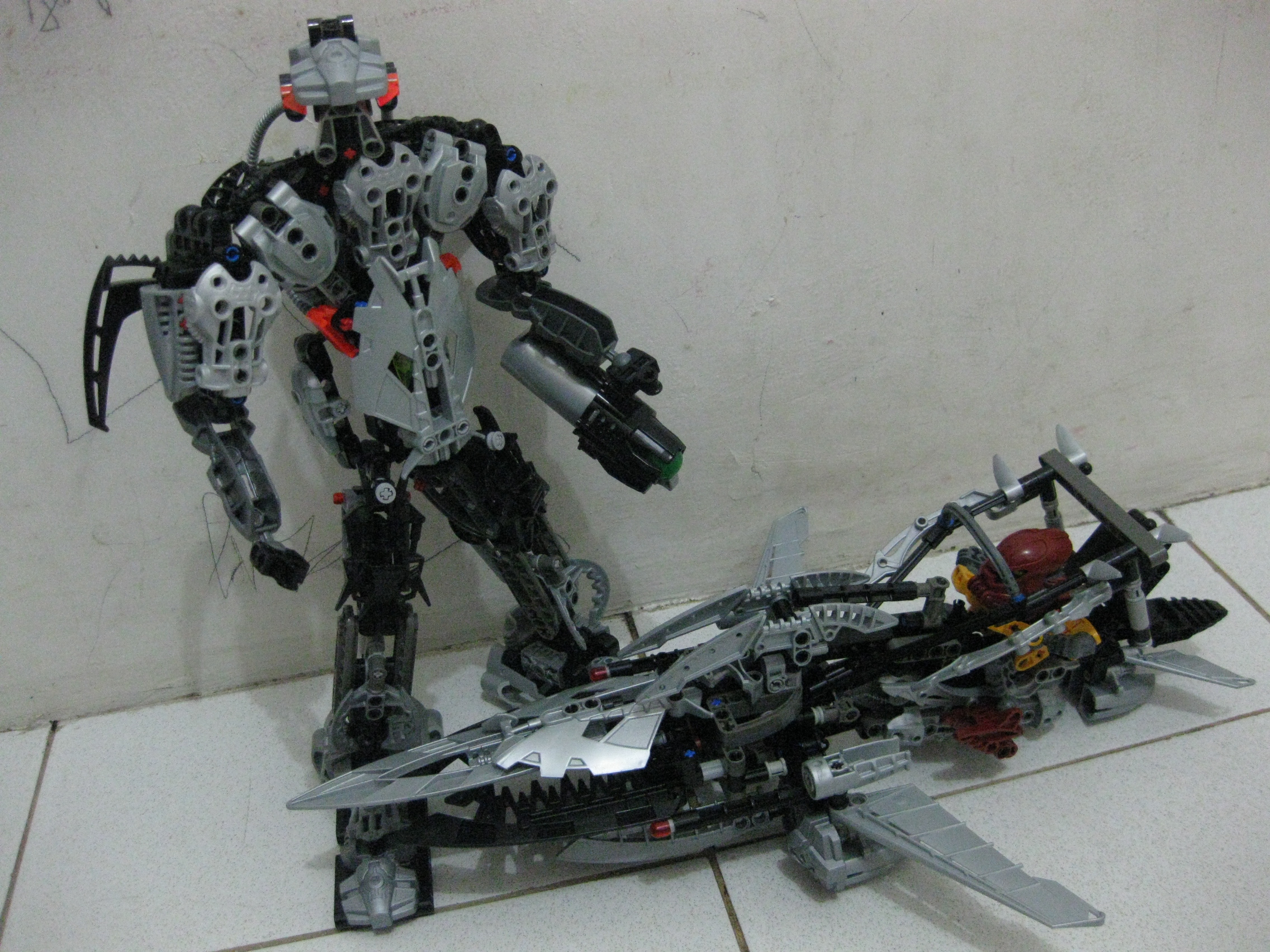 makuta_lhikan_with_magnum.jpg