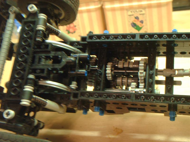 012_front_axle_suspention_steering_underside.jpg