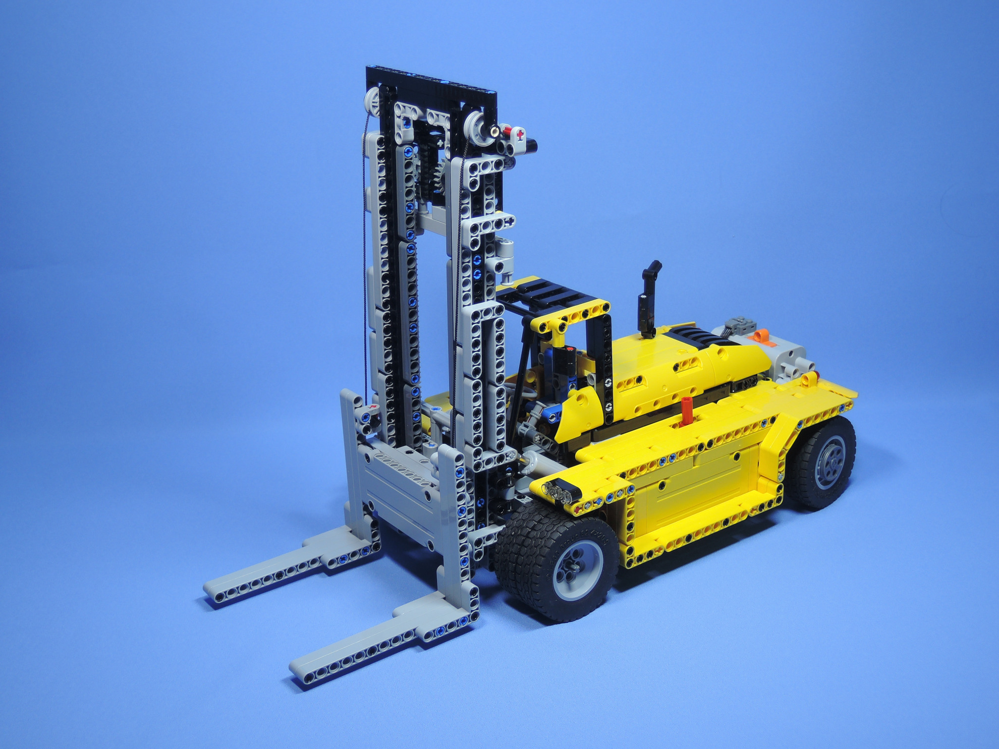 heavydutyforklift_01.jpg