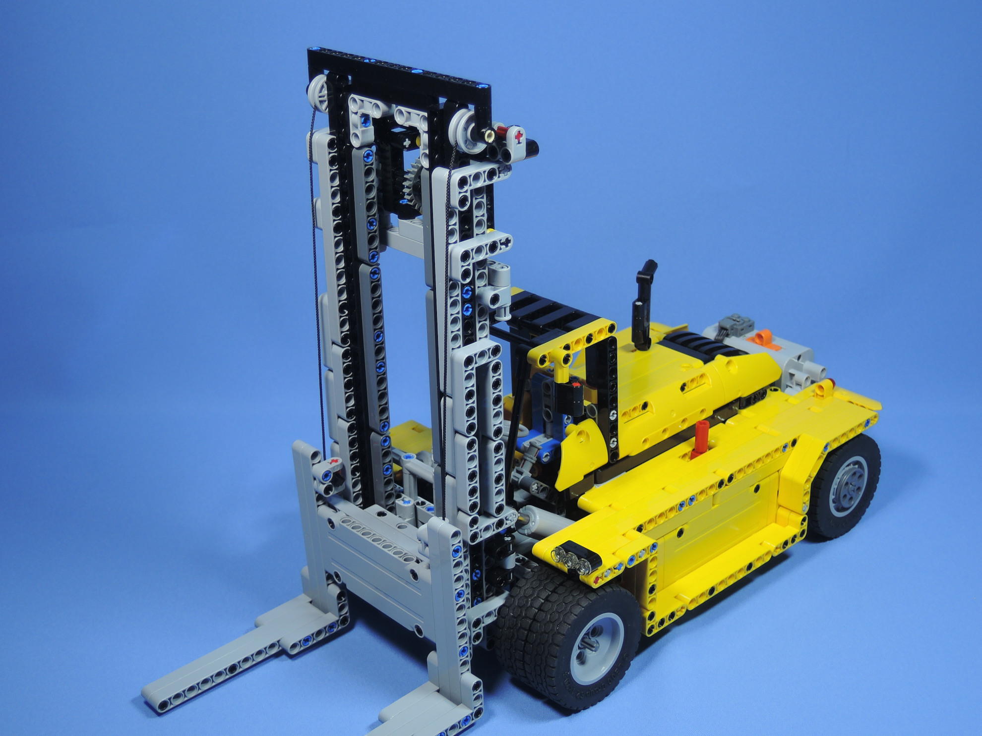 heavydutyforklift_02.jpg