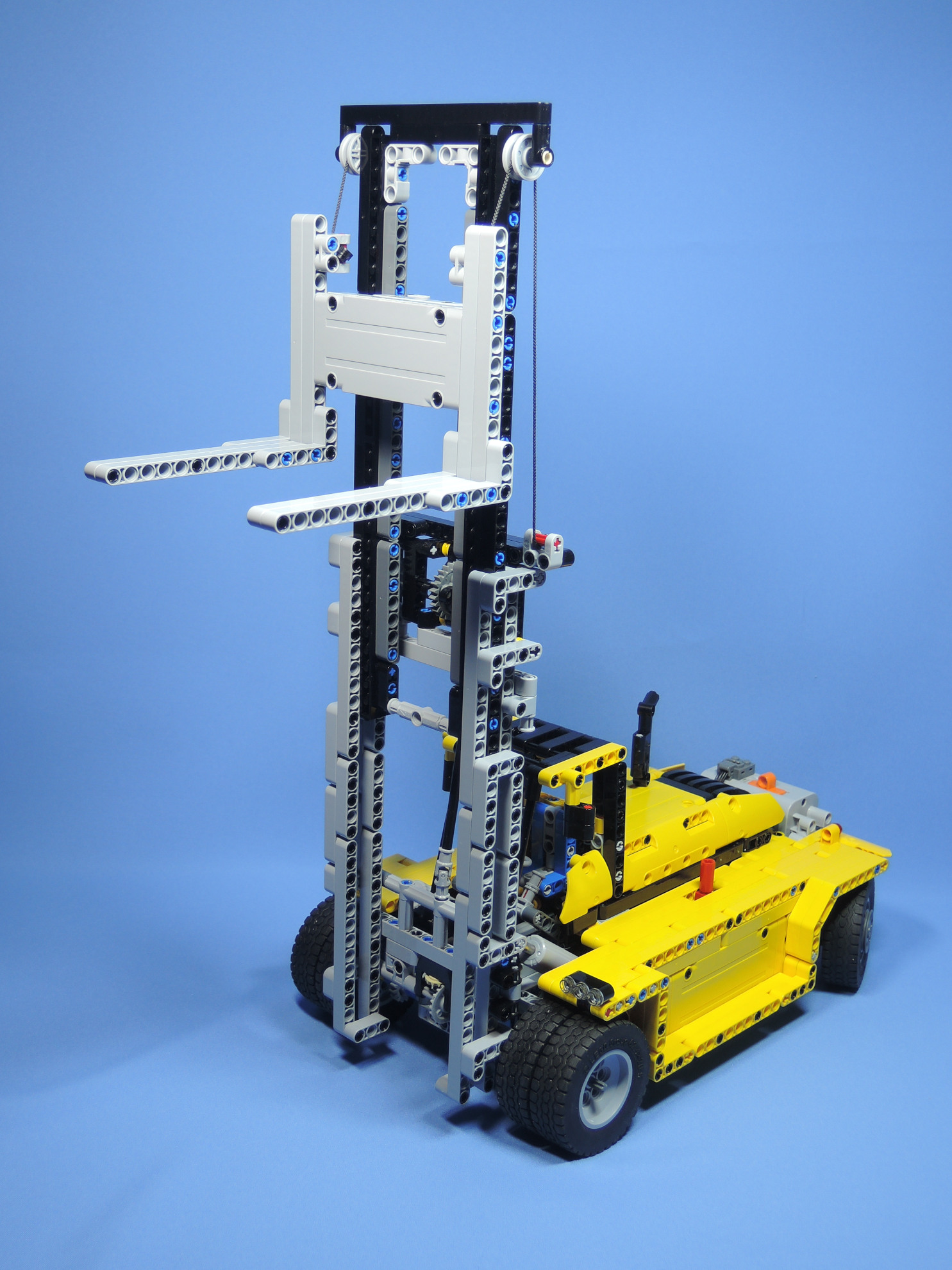 heavydutyforklift_05.jpg