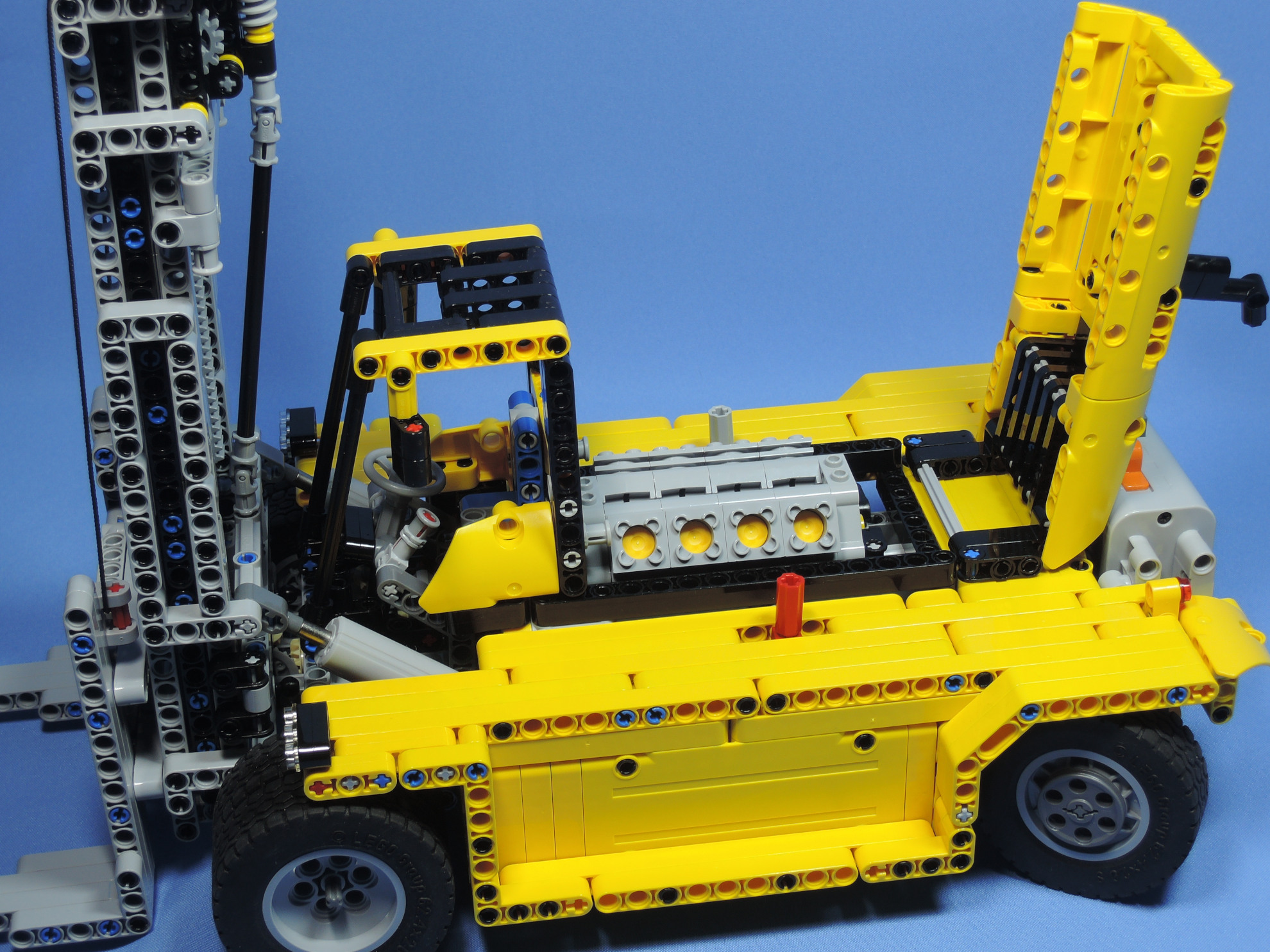 heavydutyforklift_06.jpg