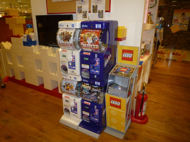 p1030602_gashapons_japan_dar2k.jpg