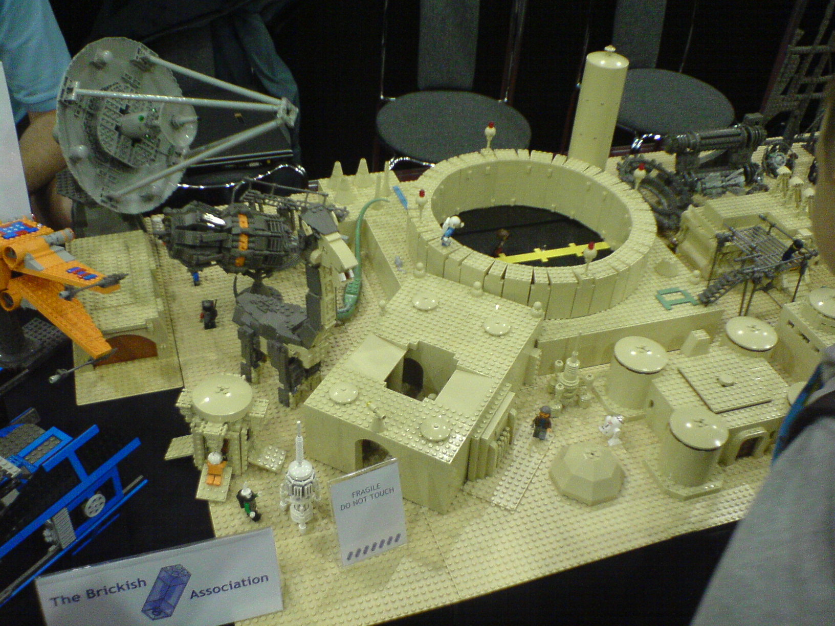 lego_mos_eisley_1.jpg