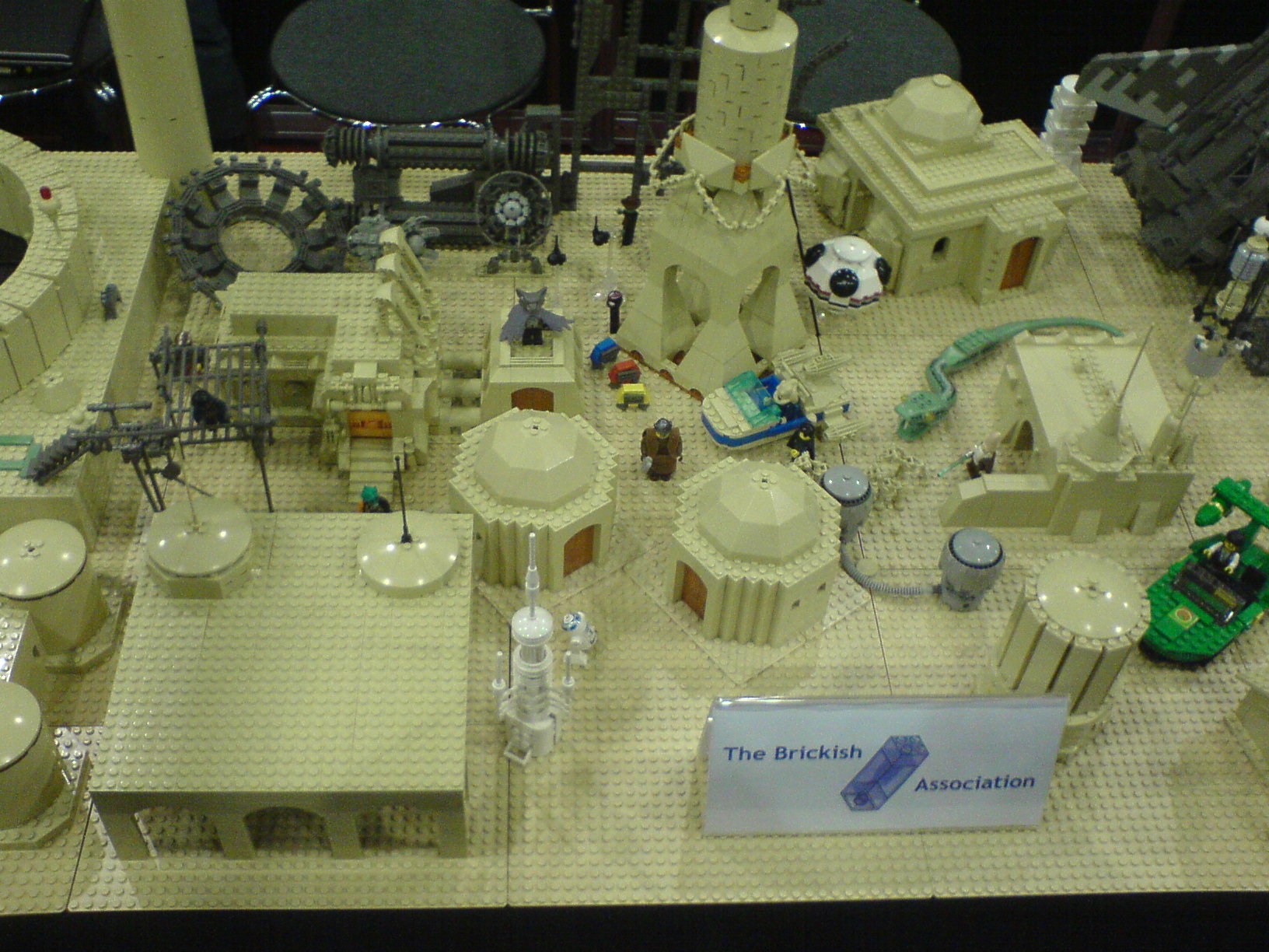 lego_mos_eisley_2.jpg