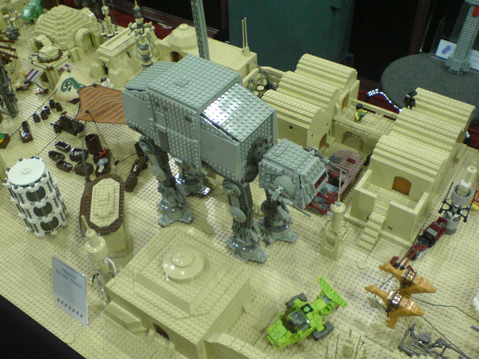 lego_mos_eisley_5.jpg