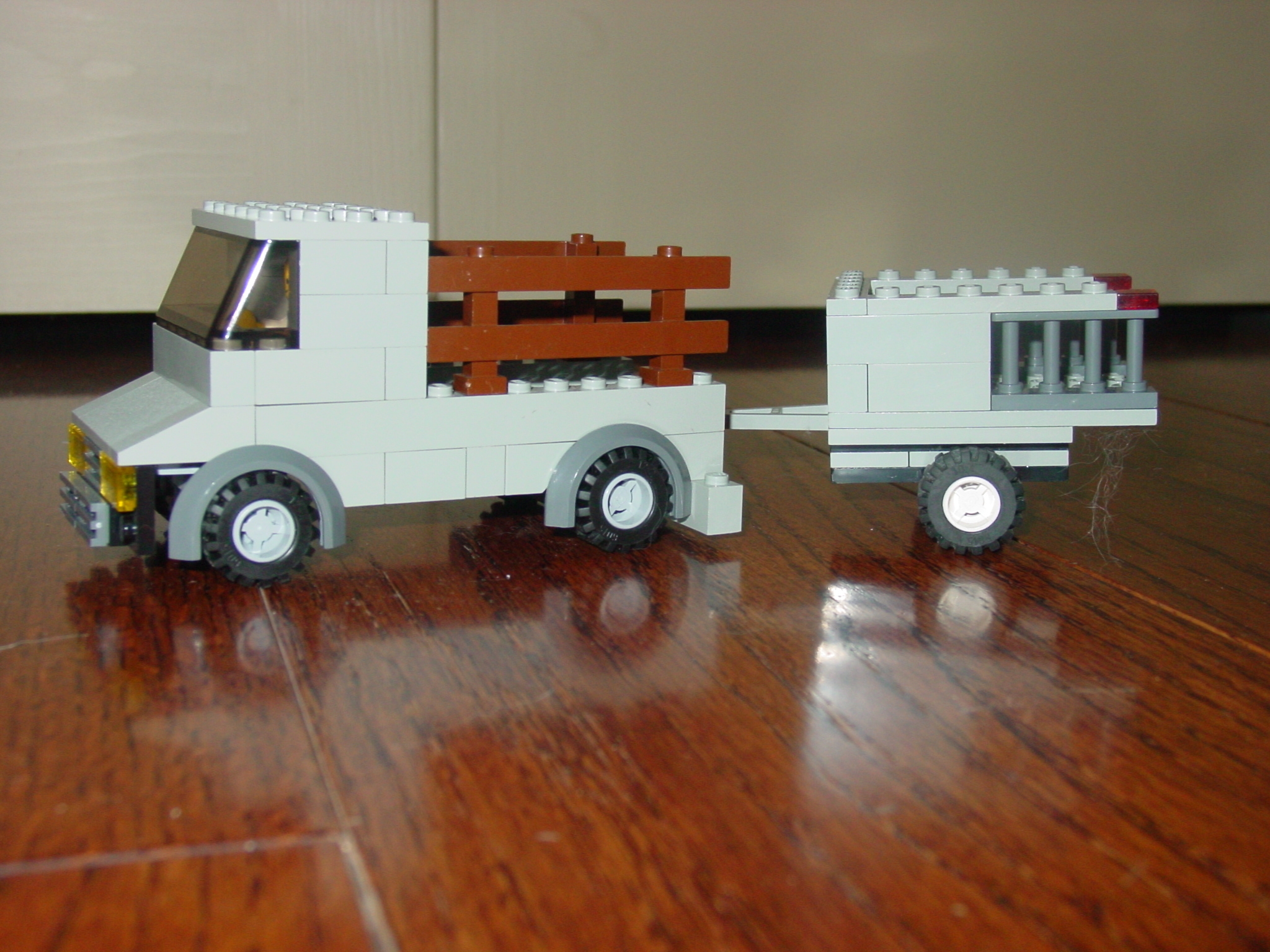 grey_truck_001.jpg