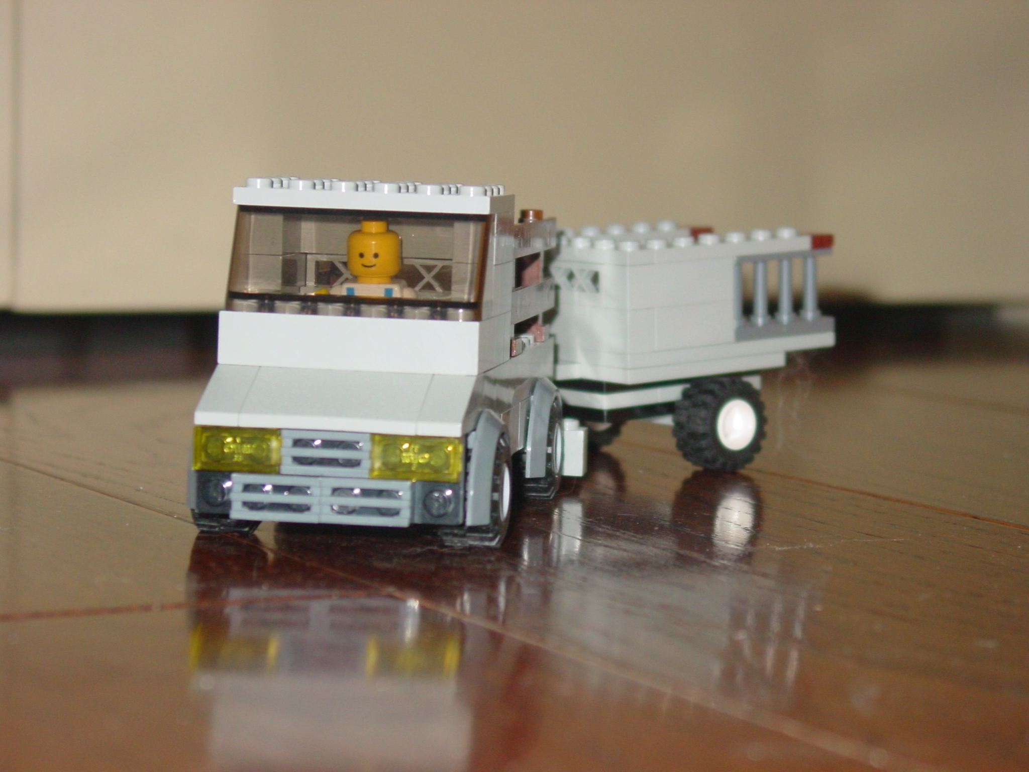 grey_truck_002.jpg