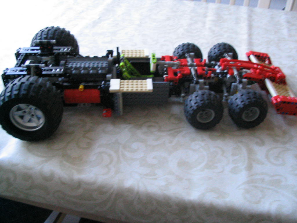 lego_sixwheeledformulaonecar005.jpg