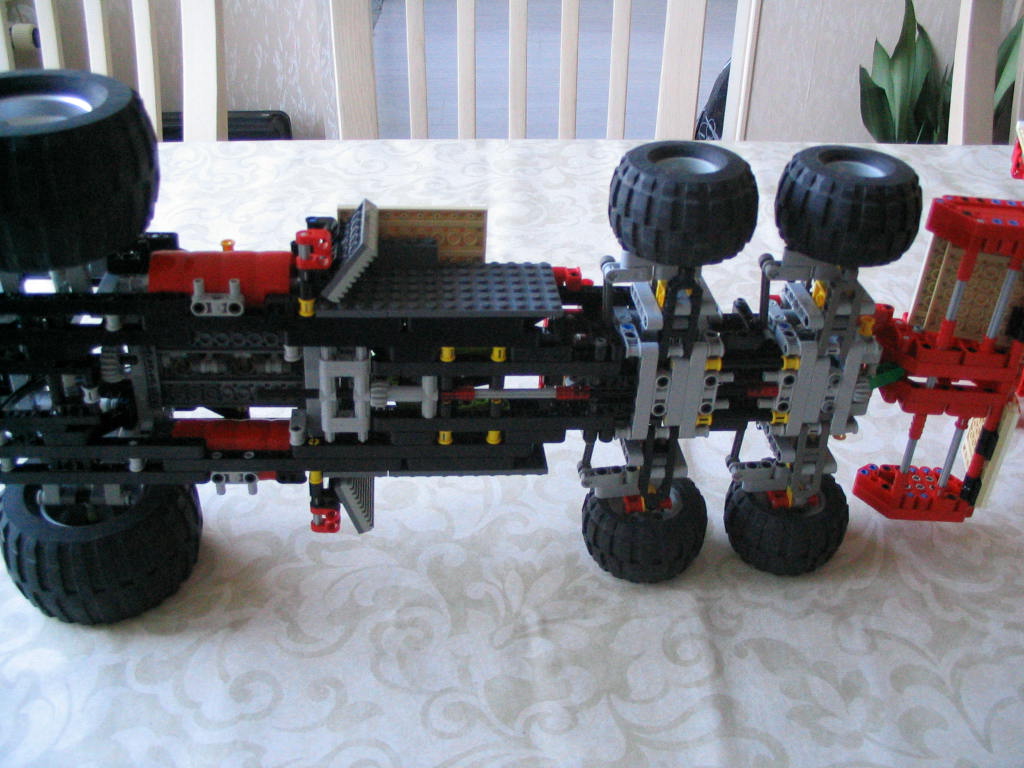 lego_sixwheeledformulaonecar007.jpg