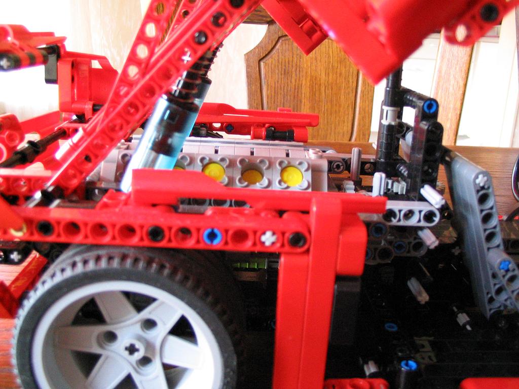 lego_studlessredsportscar_011.jpg