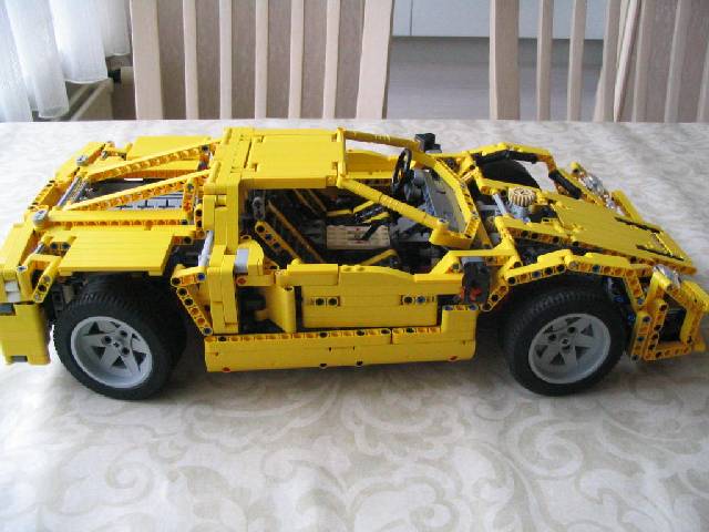 yellowsupercar_001.jpg