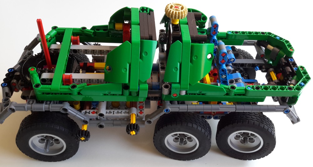 lego_8446studlessclone2021_take1_1.jpg