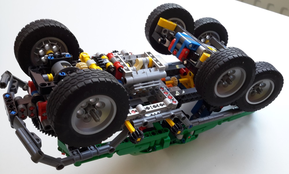 lego_8446studlessclone2021_take1_7.jpg