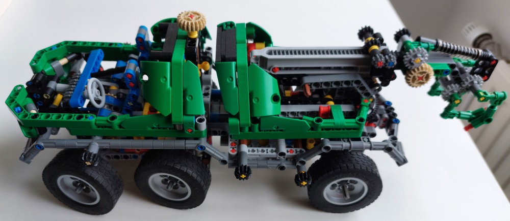 lego_8446studlessclone2021_take2_2.jpg
