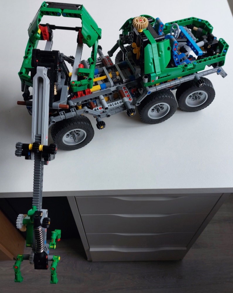 lego_8446studlessclone2021_take2_5.jpg