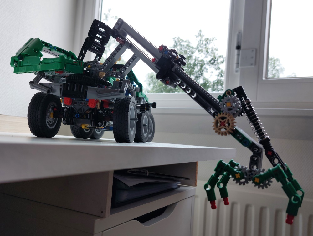 lego_8446studlessclone2021_take2_7.jpg