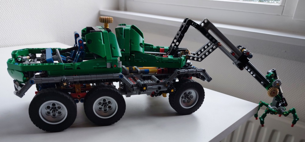 lego_8446studlessclone2021_take2_8.jpg