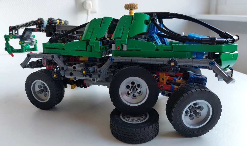lego_8446studlessclone2021_take3_10.jpg