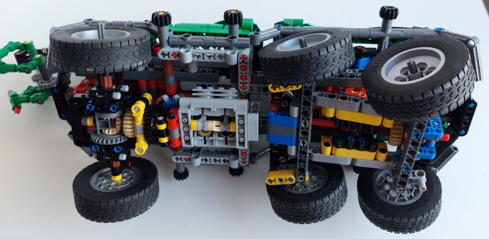 lego_8446studlessclone2021_take3_11.jpg