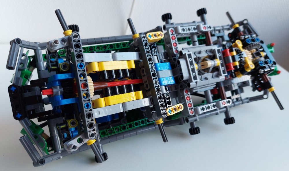 lego_8446studlessclone2021_take3_12.jpg