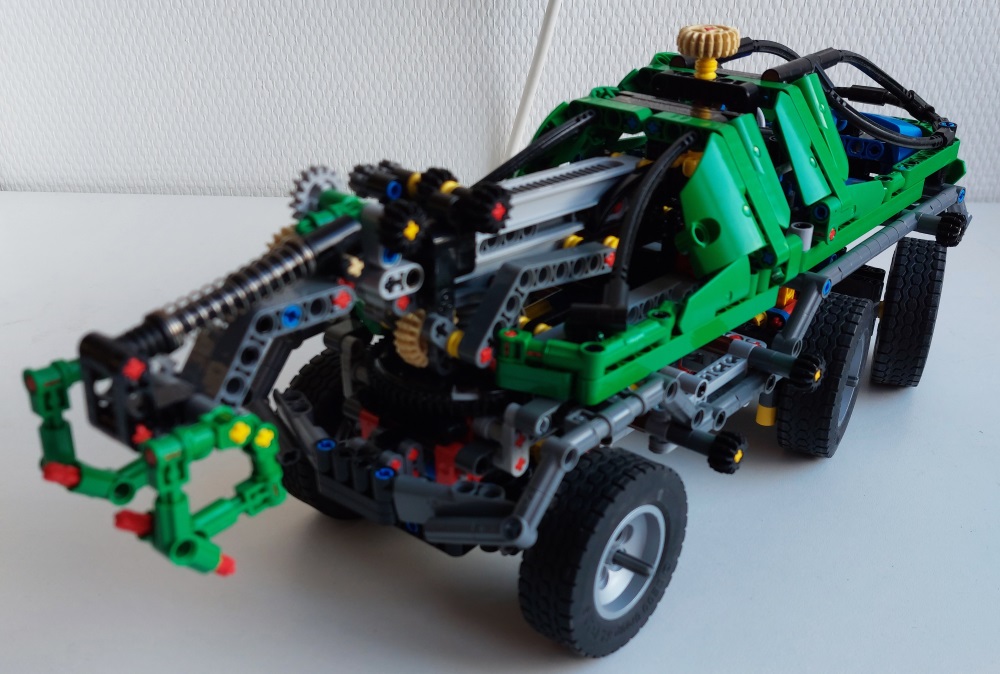 lego_8446studlessclone2021_take3_3.jpg