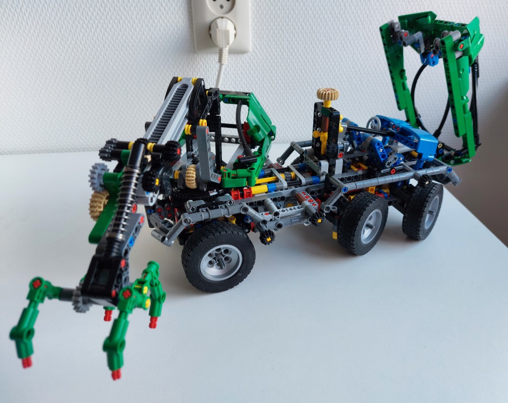 lego_8446studlessclone2021_take3_5.jpg