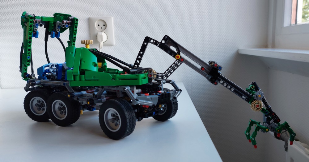 lego_8446studlessclone2021_take3_6.jpg