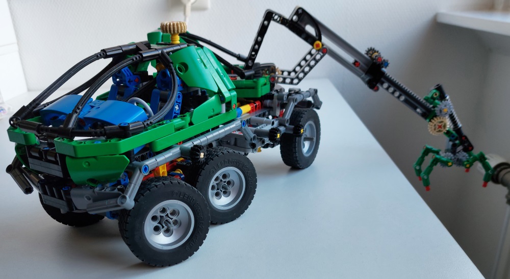 lego_8446studlessclone2021_take3_7.jpg
