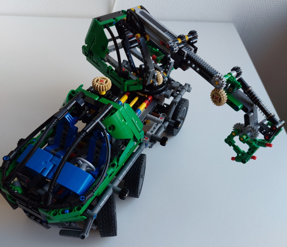 lego_8446studlessclone2021_take3_8.jpg