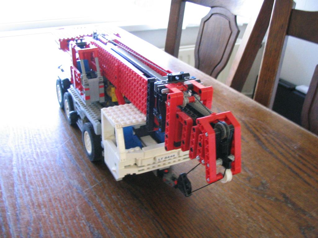 lego_demag3axlecrane003.jpg