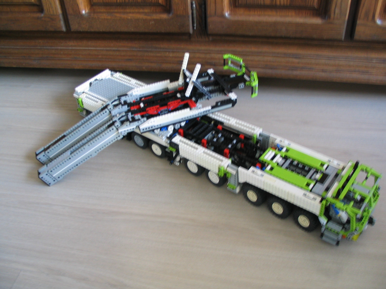 nineaxlecrane003.jpg