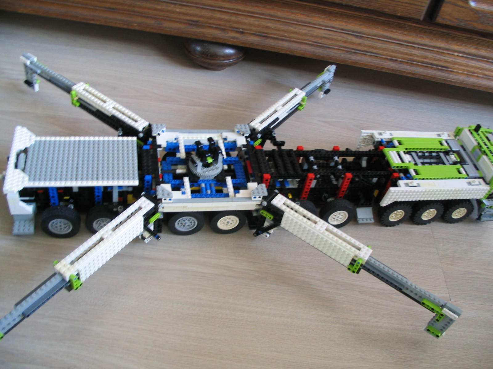 nineaxlecrane012.jpg