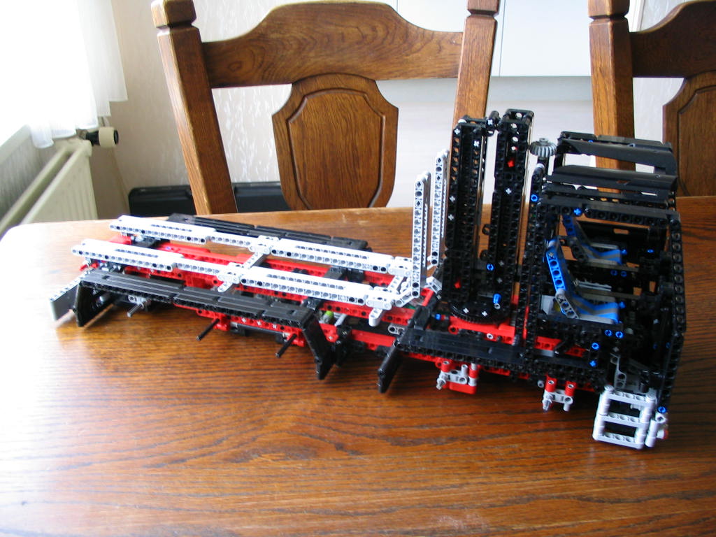 lego_bigtruck_unfinished_001.jpg