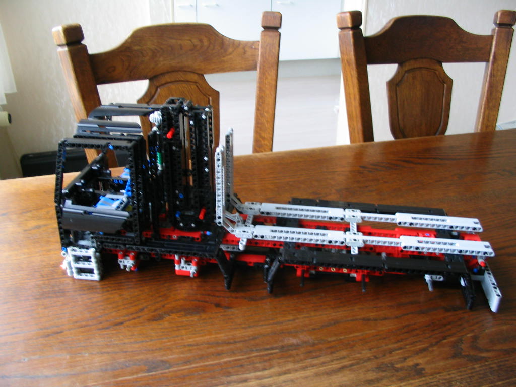lego_bigtruck_unfinished_003.jpg