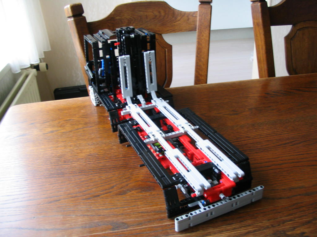 lego_bigtruck_unfinished_004.jpg