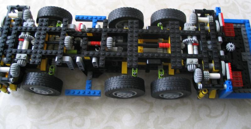 lego_customthreeaxlecrane_001.jpg