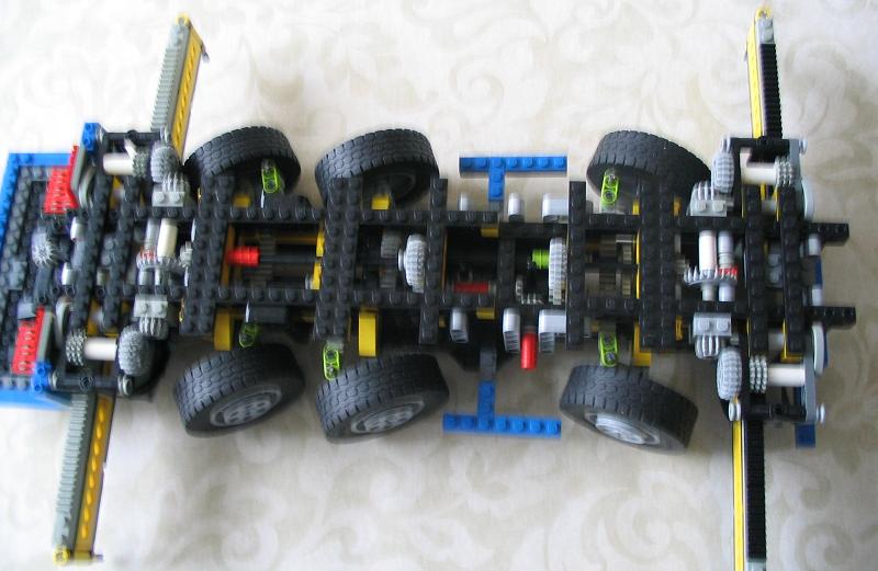 lego_customthreeaxlecrane_004.jpg