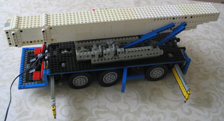 lego_customthreeaxlefoldingcraneunfinished2_010.jpg
