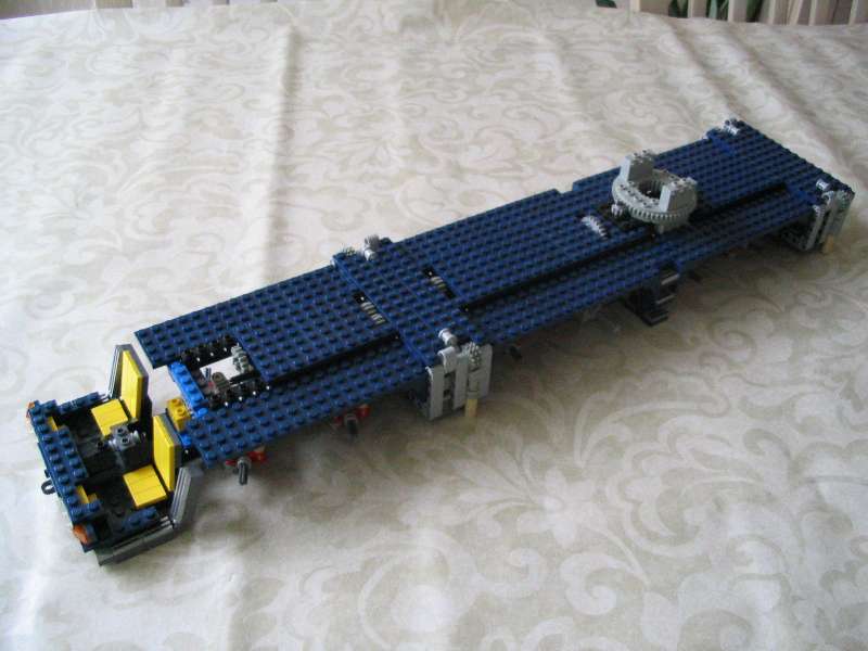 lego_sixaxlemobilecranenavyblue_002.jpg