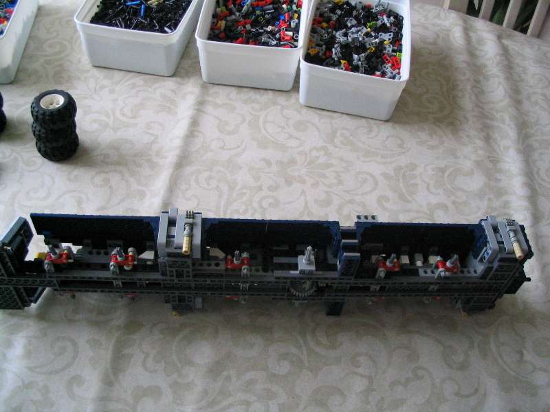 lego_sixaxlemobilecranenavyblue_007.jpg