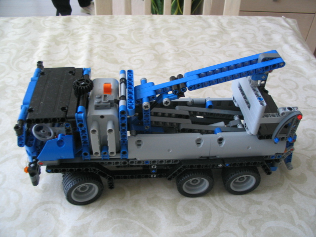 8052buckettruck_001.jpg