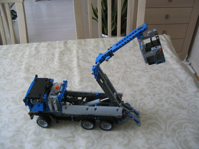 8052buckettruck_002.jpg