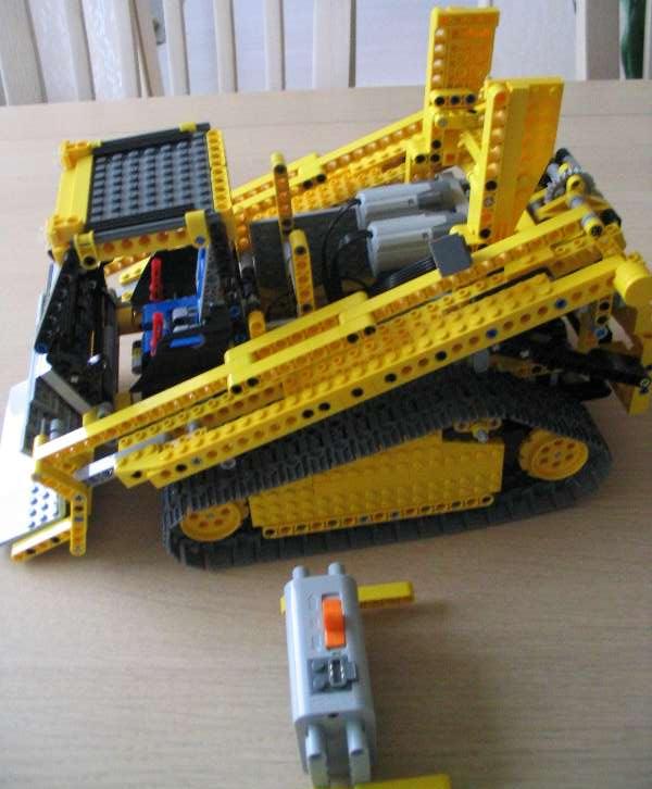 lego_8275trackedloader_002.jpg