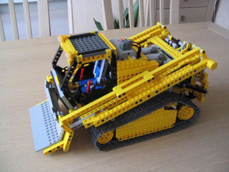 lego_8275trackedloader_003.jpg